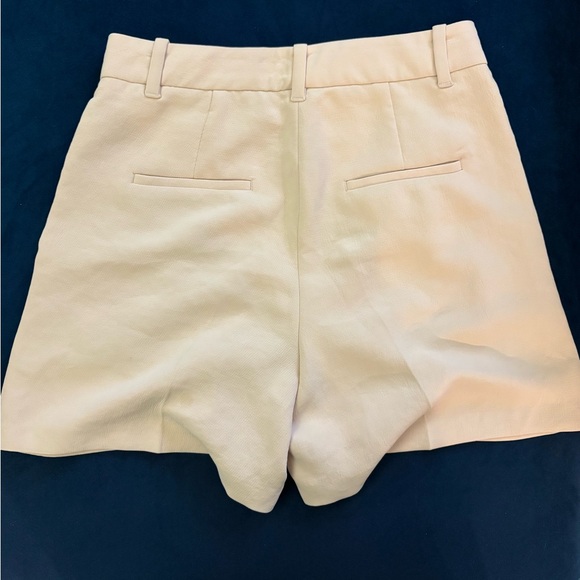 Aritzia effortless beige shorts size 6 - Picture 4 of 7